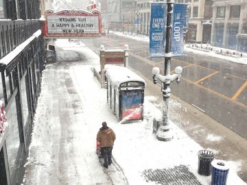 Los residentes de la ciudad se preparan para la tormenta invernal que se espera que el jueves azote a Chicago.