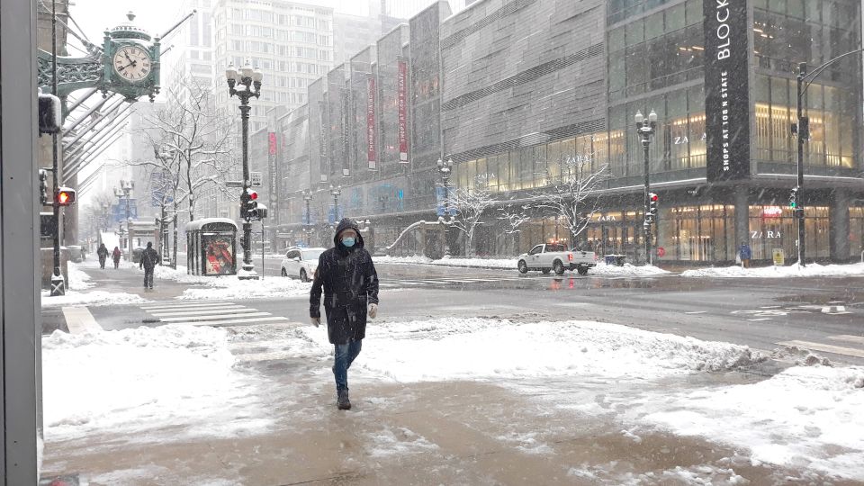 Residentes de Chicago se preparan para peligrosa ola de frío que se