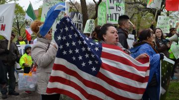 Comunidad inmigrante indocumentada durante una manifestación en el centro de Chicago en apoyo a una reforma migratoria. (Belhú Sanabria / La Raza)