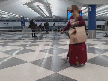 . Doce solicitantes de asilo llegaron al Aeropuerto Internacional O'Hare de Chicago.