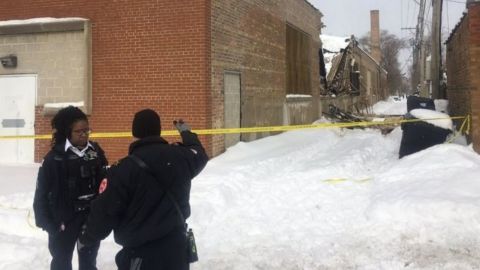 Según reportes al menos diecinueve techos cubiertos de nieve se han colapsado hasta ahora en Chicago debido al peso de la nieve tras las intensas nevadas de este mes. Departamento de Bomberos de Chicago