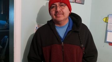 Jorge Sánchez  es un empleado temporal para una fábrica de cajas de cartón y líquido desinfectante. (Cortesía Chicago Workers' Collaborative)