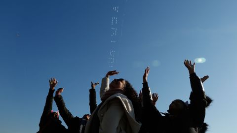 Old Navy celebra el Día Internacional de la Mujer en la Estatua de la Libertad el 9 de marzo de 2019 en la ciudad de Nueva York.