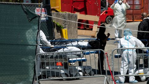 Morgue desbordado fuera del Brooklyn Hospital Center el 7 de mayo de 2020 en el distrito de Brooklyn de la ciudad de Nueva York.