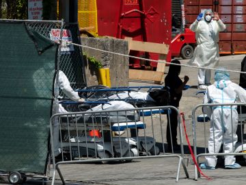 Morgue desbordado fuera del Brooklyn Hospital Center el 7 de mayo de 2020 en el distrito de Brooklyn de la ciudad de Nueva York.