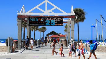 La gente se reúne en Clearwater Beach durante las vacaciones de primavera a pesar de las advertencias de los funcionarios de salud mundiales
