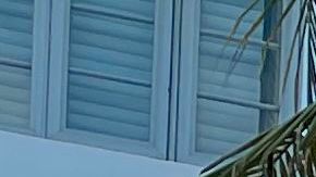 Clientes se paran frente a un bar abarrotado mientras esperan ingresar en medio de la pandemia de Coronavirus.