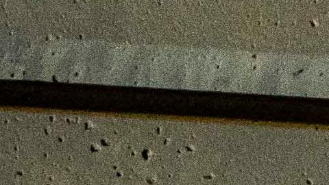 Una persona coloca su mano en una ventana dentro de una cárcel el 24 de enero de 2021 en Tacoma, Washington.