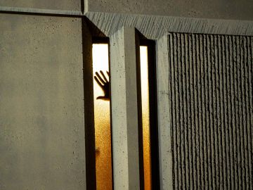 Una persona coloca su mano en una ventana dentro de una cárcel el 24 de enero de 2021 en Tacoma, Washington.