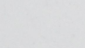 Un hombre usa un soplador de nieve durante una tormenta invernal en Nueva York