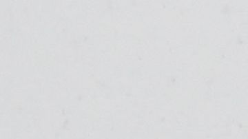 Un hombre usa un soplador de nieve durante una tormenta invernal en Nueva York