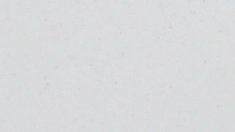 Un hombre usa un soplador de nieve durante una tormenta invernal en Nueva York