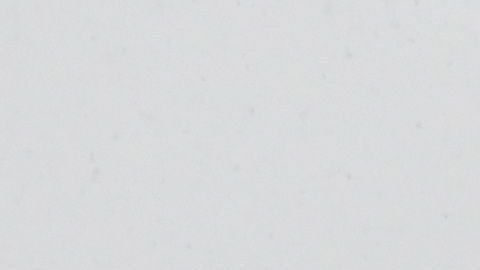 Un hombre usa un soplador de nieve durante una tormenta invernal en Nueva York