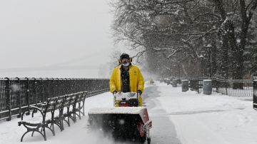 Un hombre usa un soplador de nieve durante una tormenta invernal en Nueva York