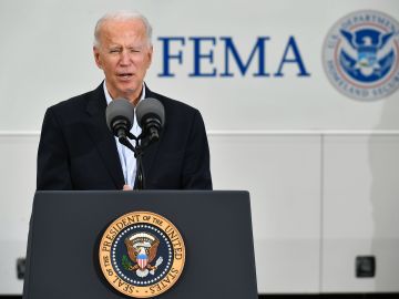 El presidente de los Estados Unidos, Joe Biden, habla después de visitar una instalación de vacunación de FEMA Covid-19
