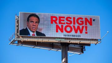 Valla publicitaria instando al gobernador de Nueva York, Andrew Cuomo, a renunciar, en Albany, Nueva York
