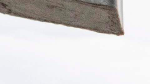 Los migrantes se acercan a la frontera estadounidense en el Puente Internacional Gateway en Brownsville, Texas, el 2 de marzo de 2021