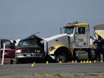 Escena del accidente entre una camioneta y un camión lleno de grava cerca de Holtville, California, el 2 de marzo de 2021.