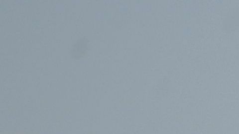 Los investigadores examinan la escena de un accidente entre una camioneta y un camión lleno de grava cerca de Holtville, California, el 2 de marzo de 2021.