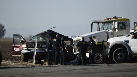 Los investigadores examinan la escena de un accidente entre una camioneta y un camión lleno de grava cerca de Holtville, California, el 2 de marzo de 2021.