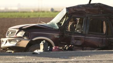 SUV que se estrelló con un semirremolque lleno de grava cerca de Holtville, California, el 2 de marzo de 2021.