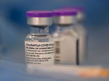 Viales de la vacuna Pfizer-BioNTech contra COVID-19