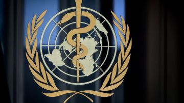 El logo de la Organización Mundial de la Salud (OMS) en la entrada de su sede en Ginebra.