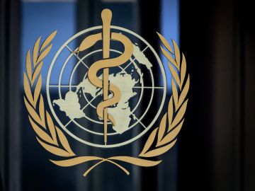 Organización Mundial de la Salud (OMS) en la entrada de su sede en Ginebra en medio del brote de coronavirus COVID-19