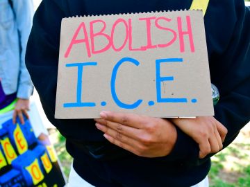 Protestas en Los Ángeles, California, el 6 de marzo de 2021, para exigir la abolición del Servicio de Inmigración y Control de Aduanas (ICE)