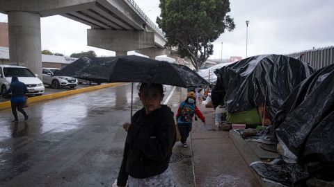 Campamentos de migrantes que esperan que las autoridades estadounidenses les permitan iniciar su proceso migratorio