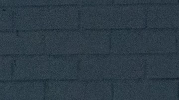 Un oficial de policía se encuentra afuera de una sala de masajes donde tres personas fueron asesinadas a tiros el 16 de marzo de 2021 en Atlanta, Georgia.