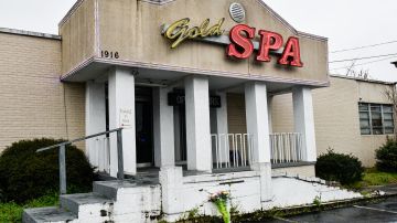 Gold Spa, uno de los tres salones de masajes asiáticos que fue golpeado por ataques mortales en el noreste de Atlanta, Georgia el 16 de marzo de 2021.
