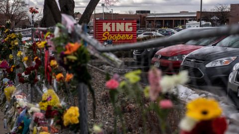 Memoriales y flores en la cerca de la tienda de comestibles King Sooper el 22 de marzo de 2021 en Boulder, Colorado, luego del tiroteo