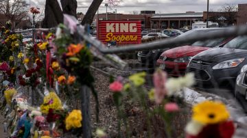 Memoriales y flores en la cerca de la tienda de comestibles King Sooper el 22 de marzo de 2021 en Boulder, Colorado, luego del tiroteo
