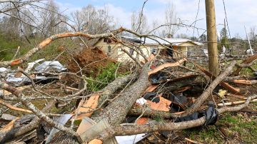 La casa parroquial detrás de la Iglesia Metodista Unida Ragan Chapel fue destruida por múltiples tornados junto con la iglesia el 26 de marzo de 2021 en Ohatchee, Alabama.