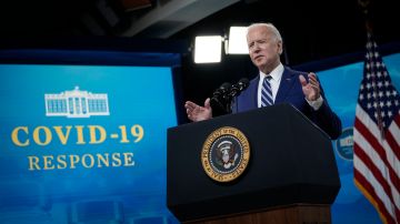El presidente Joe Biden pronuncia comentarios sobre la respuesta al COVID-19 y el estado de las vacunas en el Auditorio de la Corte Sur en el complejo de la Casa Blanca el 29 de marzo de 2021 en Washington, DC.