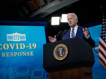 El presidente Joe Biden pronuncia comentarios sobre la respuesta al COVID-19 y el estado de las vacunas en el Auditorio de la Corte Sur en el complejo de la Casa Blanca el 29 de marzo de 2021 en Washington, DC.
