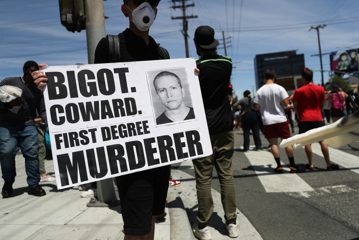 Un manifestante sostiene un cartel con una foto del ex oficial de policía de Minneapolis Derek Chauvin durante las manifestaciones que siguieron a la muerte de George Floyd el 30 de mayo de 2020 en Los Ángeles, California.