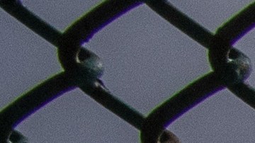 Hombre mira al Río Grande mientras espera mostrar sus documentos de inmigración a los oficiales de inmigración de Estados Unidos en el cruce fronterizo entre Estados Unidos y México