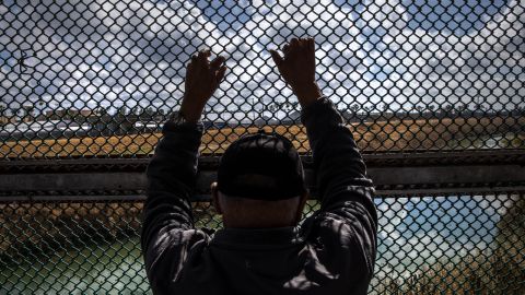 Hombre mira al Río Grande mientras espera mostrar sus documentos de inmigración a los oficiales de inmigración de Estados Unidos en el cruce fronterizo entre Estados Unidos y México