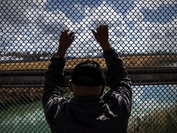 Hombre mira al Río Grande mientras espera mostrar sus documentos de inmigración a los oficiales de inmigración de Estados Unidos en el cruce fronterizo entre Estados Unidos y México