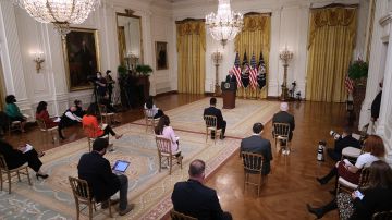 El presidente de los Estados Unidos, Joe Biden, celebra la primera conferencia de prensa de su presidencia en el Salón Este de la Casa Blanca el 25 de marzo de 2021 en Washington, DC.