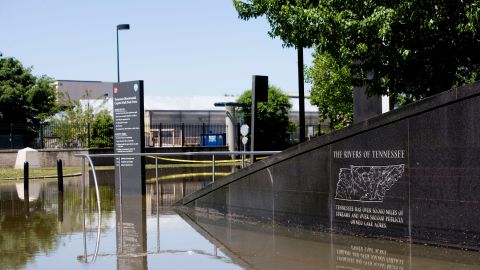 Las inundaciones cubren calles y aceras cerca del Bicentennial Mall el 4 de mayo de 2010 en Nashville, Tennessee.