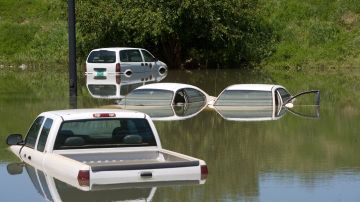 Los vehículos estatales están varados en un estacionamiento después de fuertes lluvias el 4 de mayo de 2010 en Nashville, Tennessee.