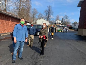 Trabajadores agrícolas migrantes temporales con visados H2A durante la jornada de vacunación organizada por Illinois Migrant Council en Cobden, Illinois, el 27 de febrero de 2021. (Fotos Cortesía Illinois Migrant Council)
