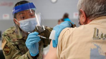 Un paciente recibe una vacuna contra el covid-19.