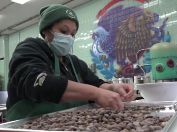 El negocio también vende chocolate mexicano para beber. Foto captura de video ABC7