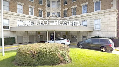 El Hospital Loretto fue el sitio donde se administró las primeras dosis de la vacuna contra el coronavirus en Chicago.