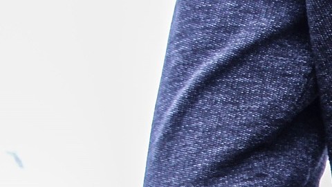 El hombre se le acercó a la mujer y le mostró un arma para que caminara junto a ella