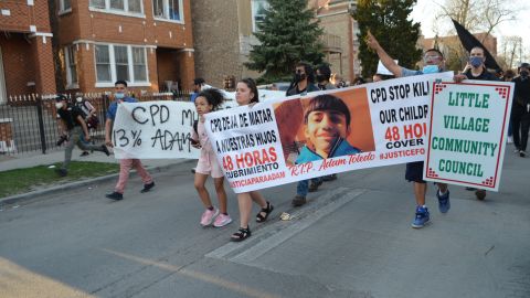 Grupos comunitarios y residentes de La Villita se unieron en días recientes en ese vecindario para realizar una vigilia en memoria de Adam Toledo. (Fotos: Belhú Sanabria / La Raza)